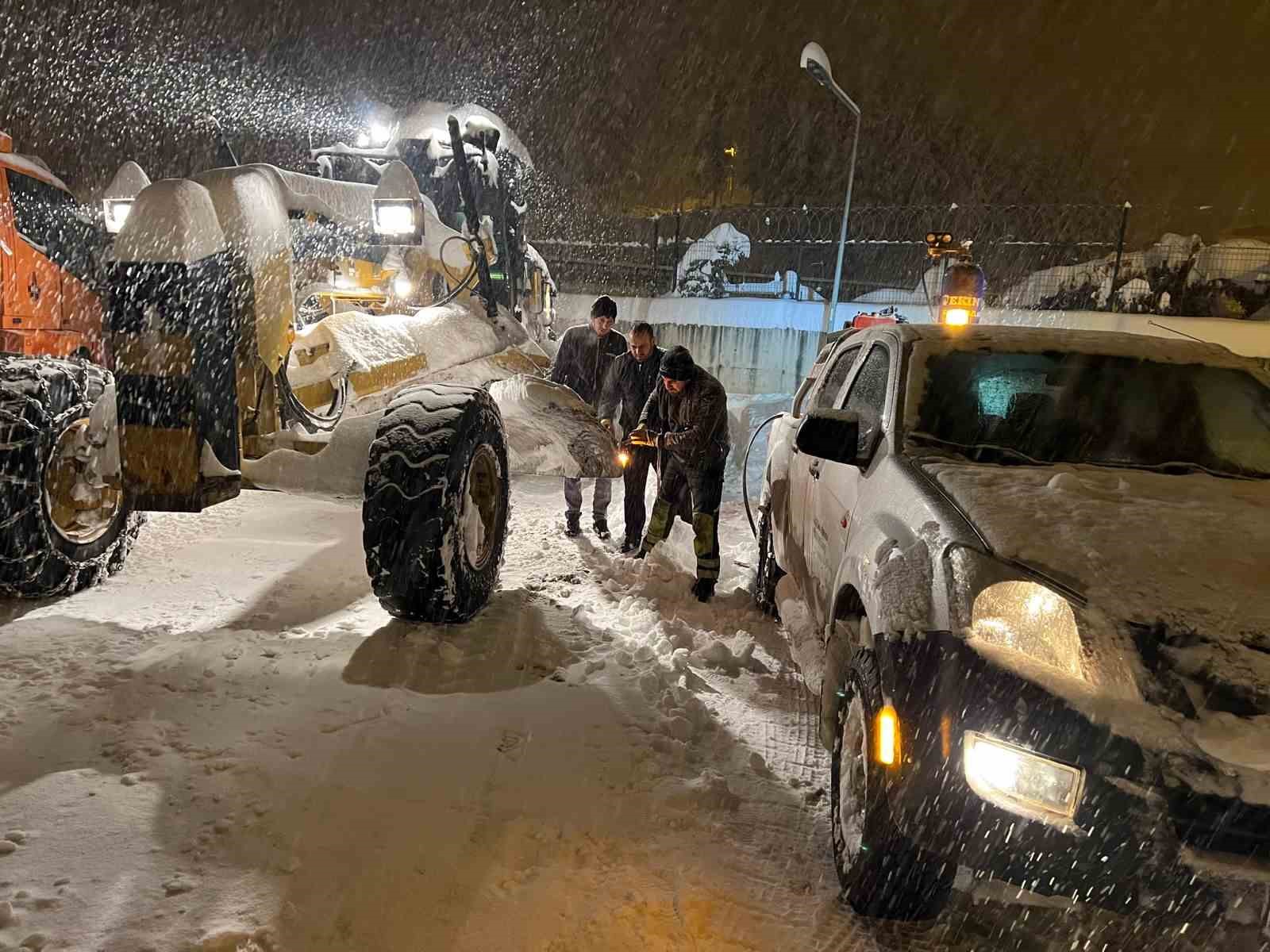 Siirt’te ekipler, cenaze taşıyan otobüs ve hastaları bir bir kurtardı
