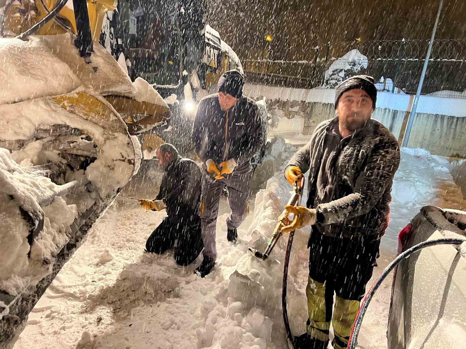 Siirt’te ekipler, cenaze taşıyan otobüs ve hastaları bir bir kurtardı

