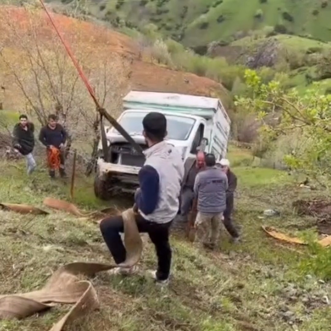 Siirt’te el freni çekilmeyen kamyonet uçuruma yuvarlandı
