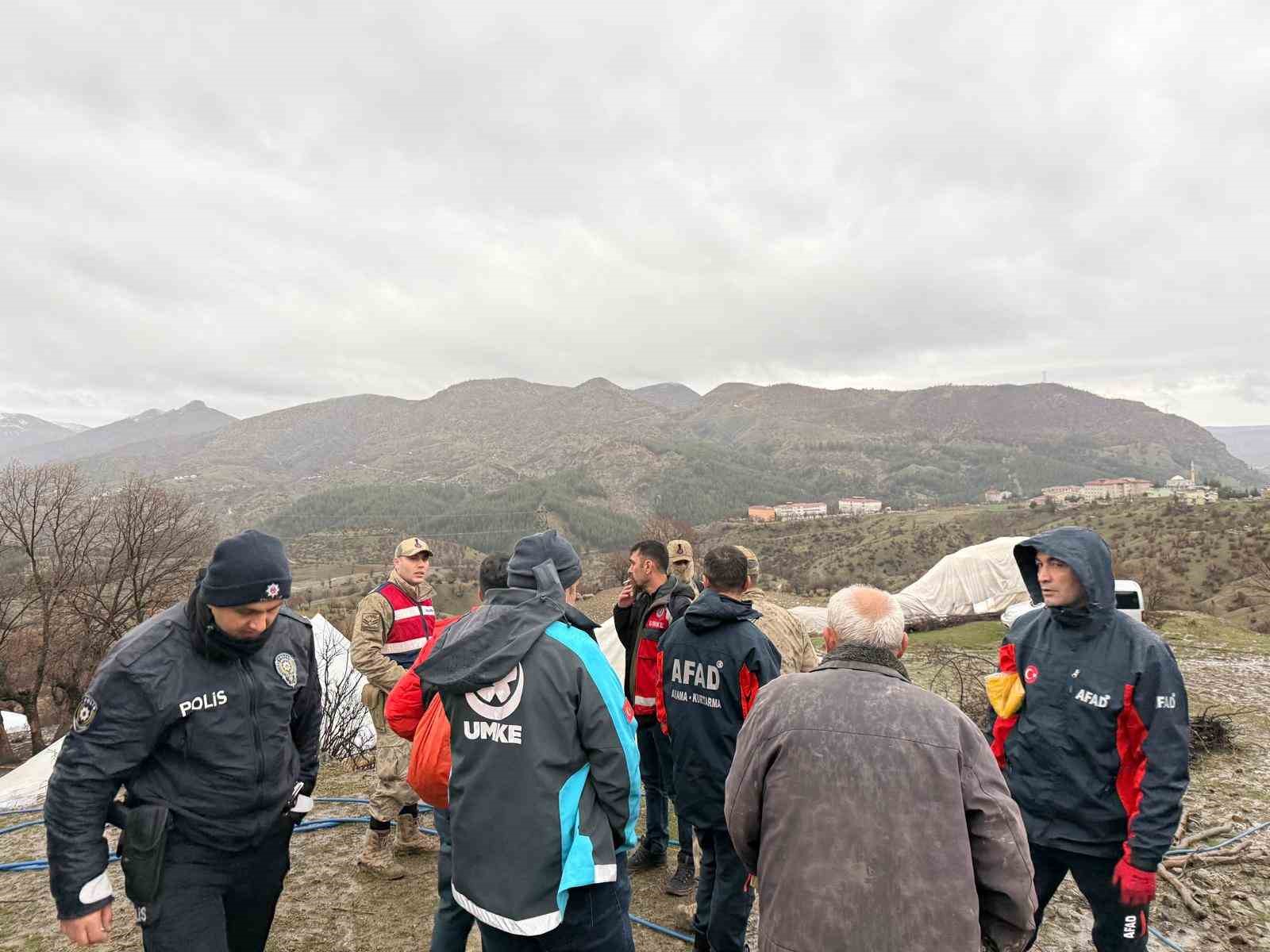 Siirt’te fırtına 20 kişilik ailenin çadırını yıktı
