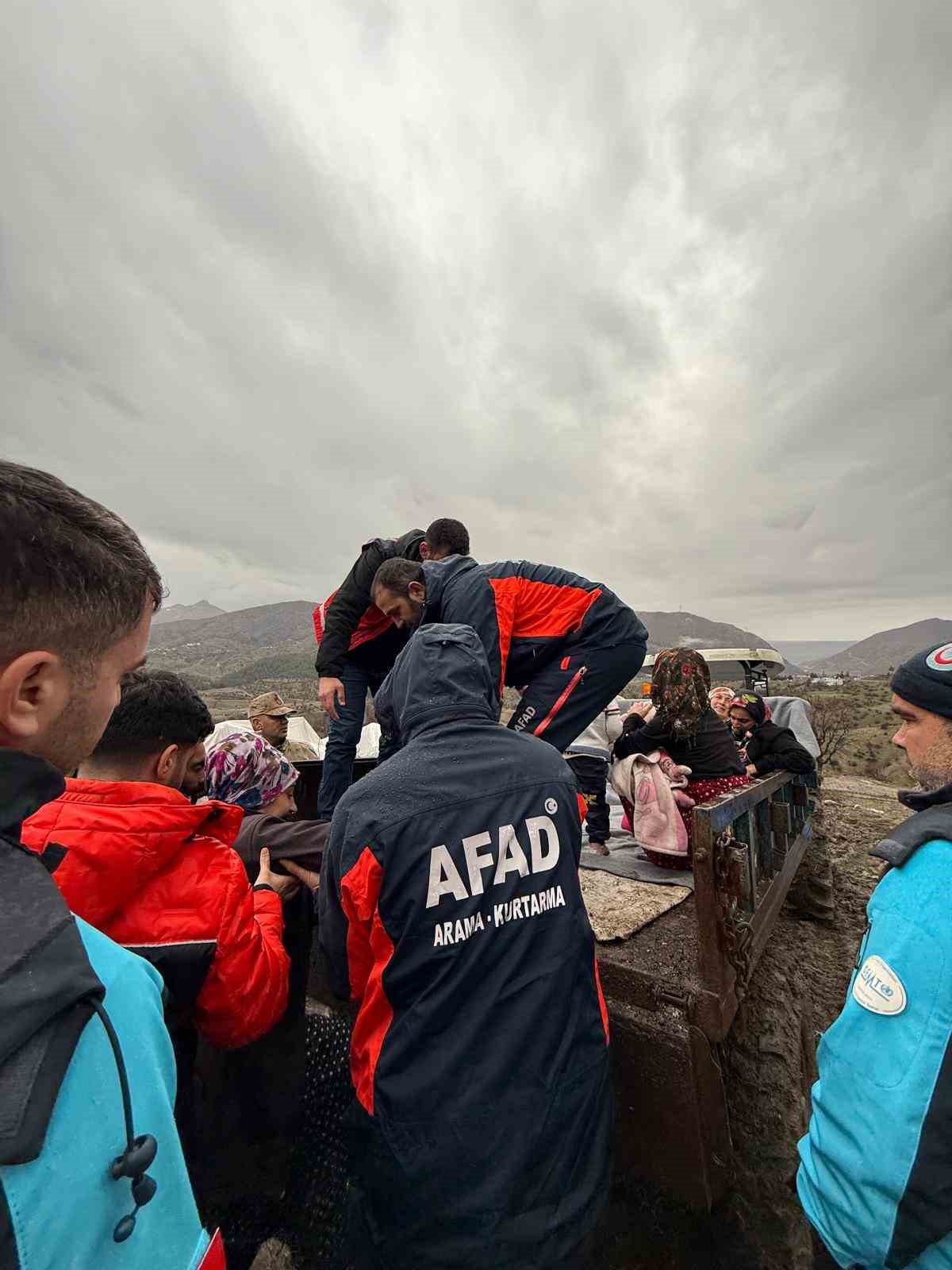 Siirt’te fırtına 20 kişilik ailenin çadırını yıktı
