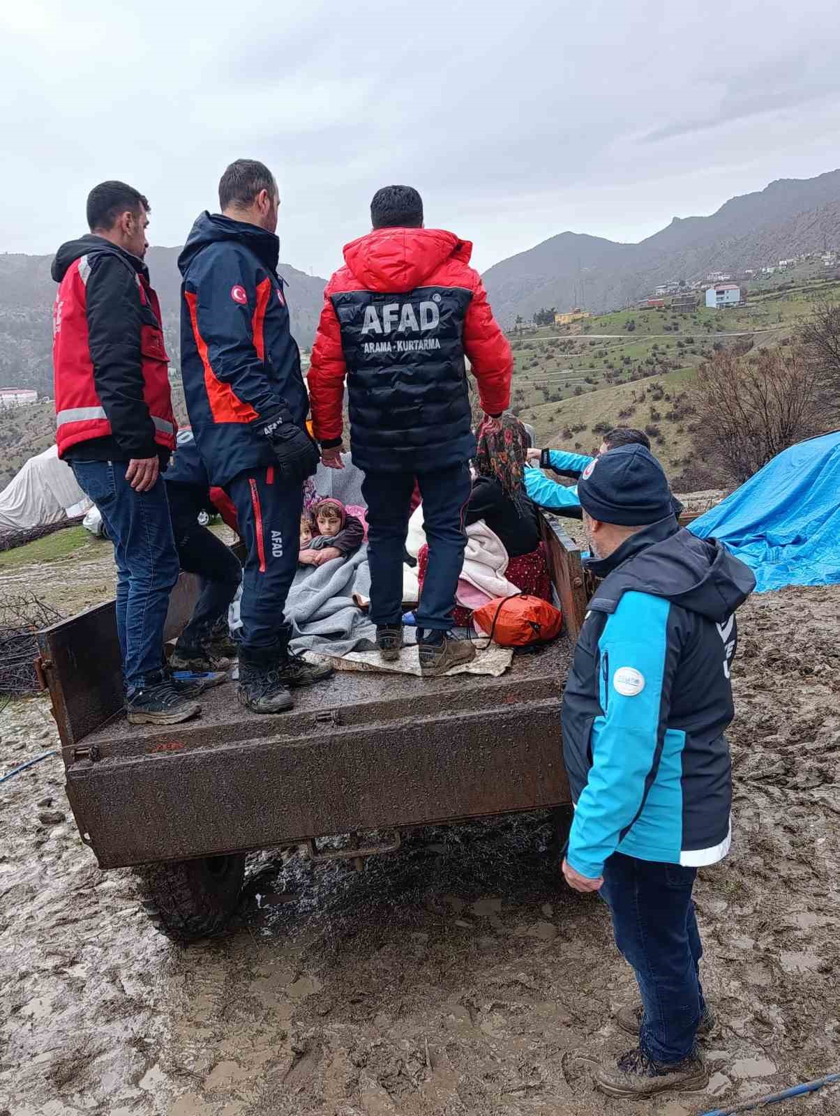 Siirt’te fırtına 20 kişilik ailenin çadırını yıktı
