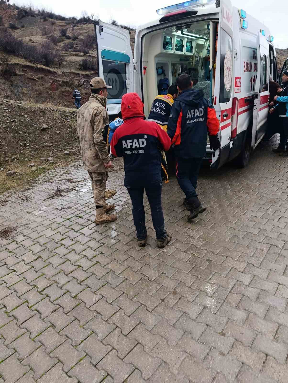 Siirt’te fırtına 20 kişilik ailenin çadırını yıktı
