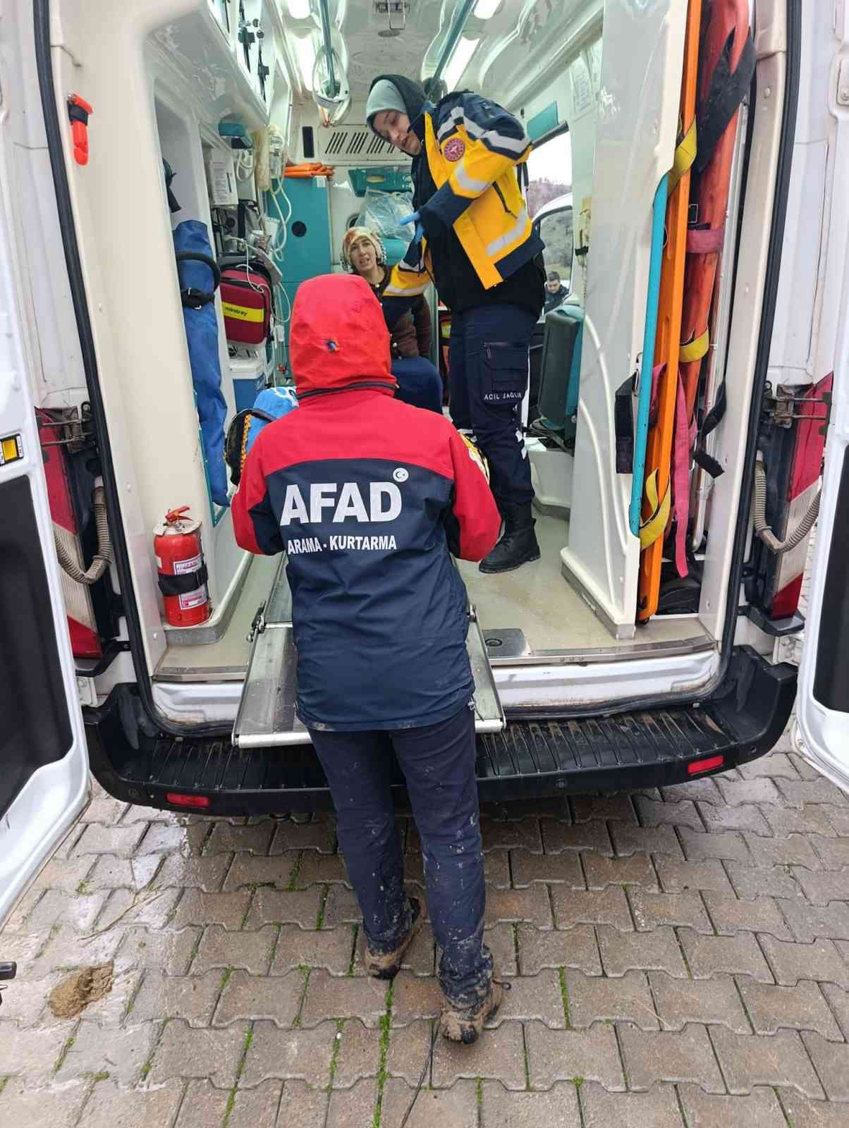 Siirt’te fırtına 20 kişilik ailenin çadırını yıktı
