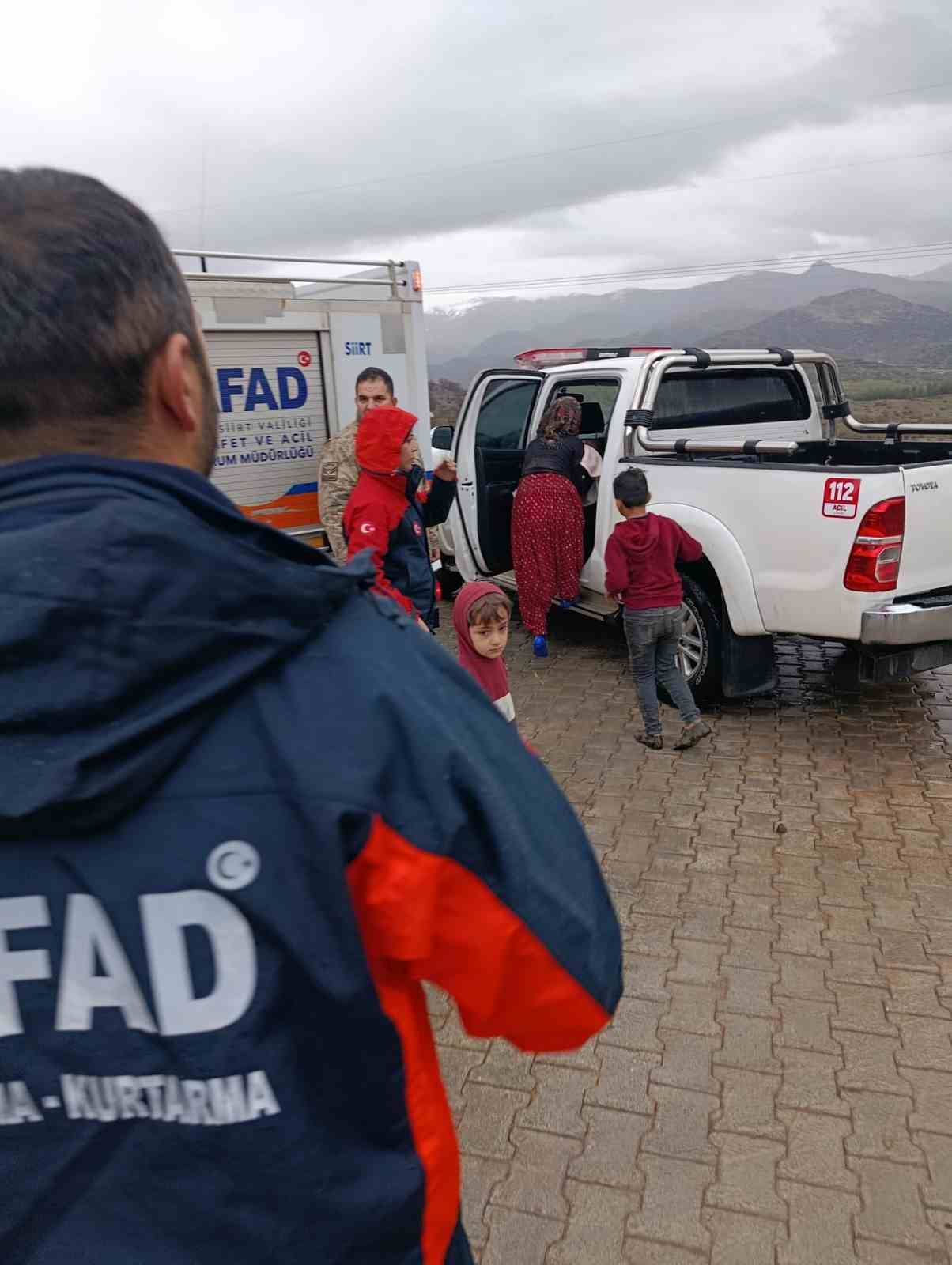 Siirt’te fırtına 20 kişilik ailenin çadırını yıktı
