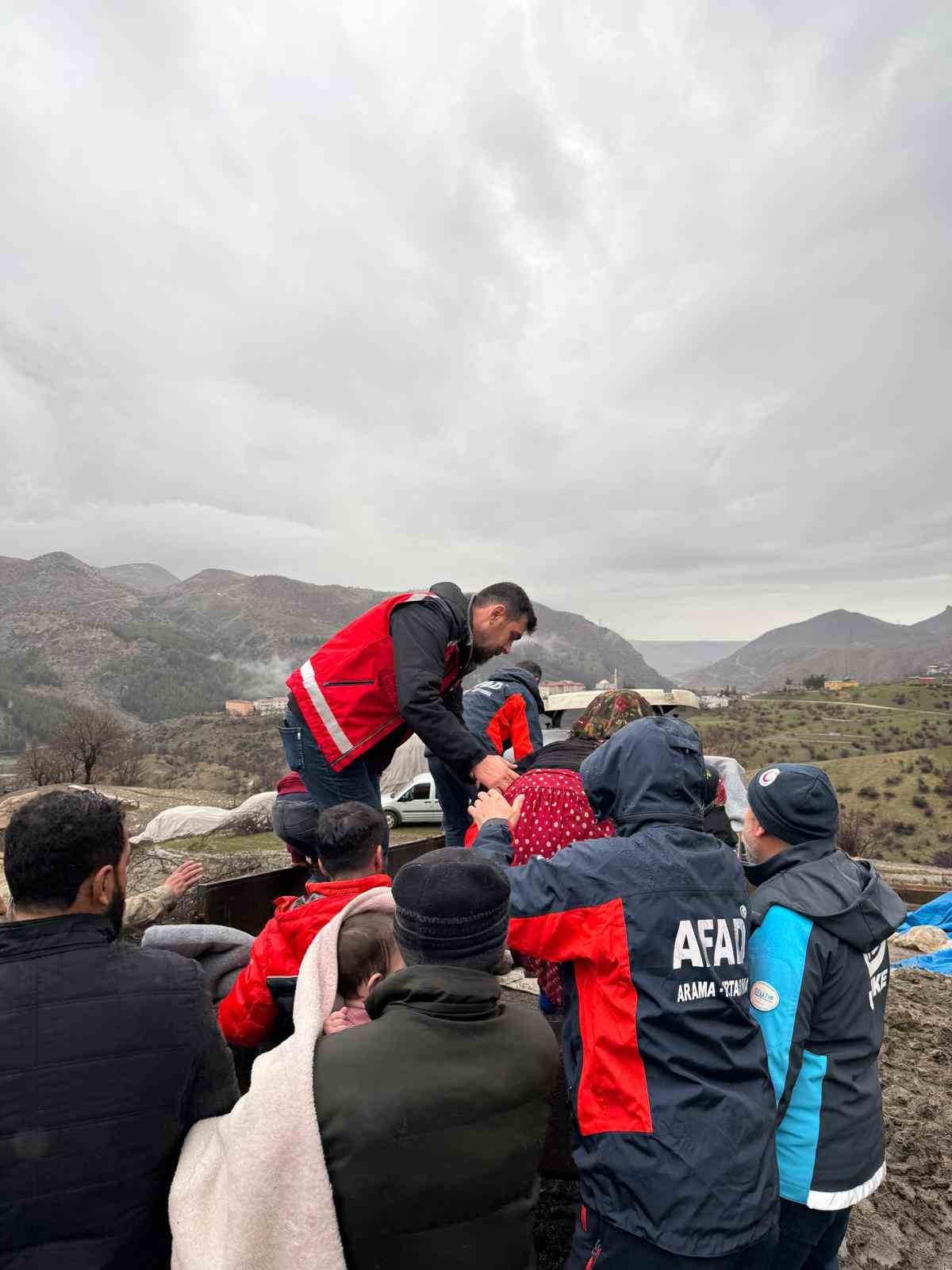 Siirt’te fırtına 20 kişilik ailenin çadırını yıktı
