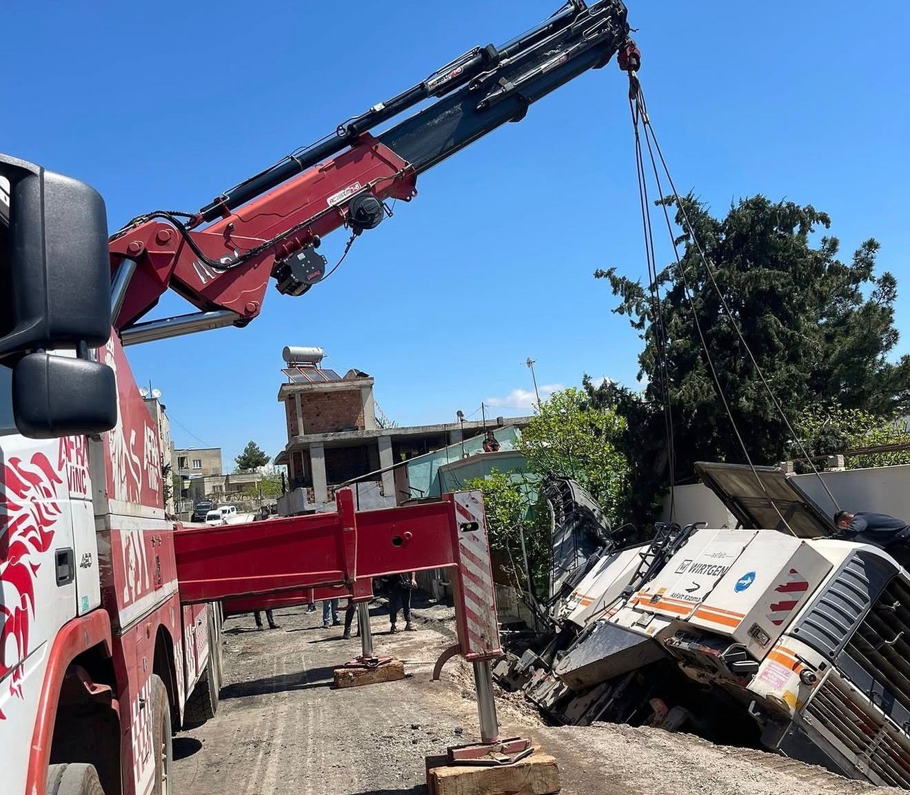 Siirt’te iş makinesi devrildi
