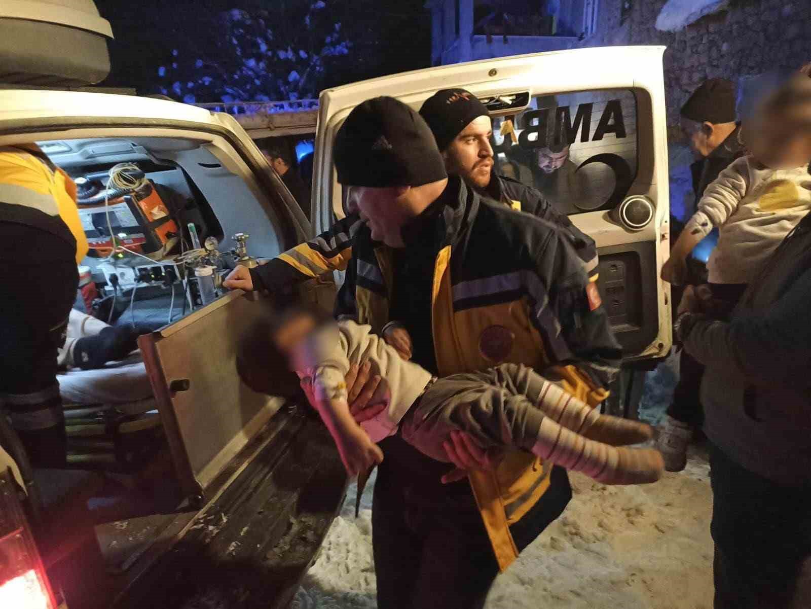 Siirt’te kapanan yollar açıldı, hastalar hastaneye ulaştırıldı
