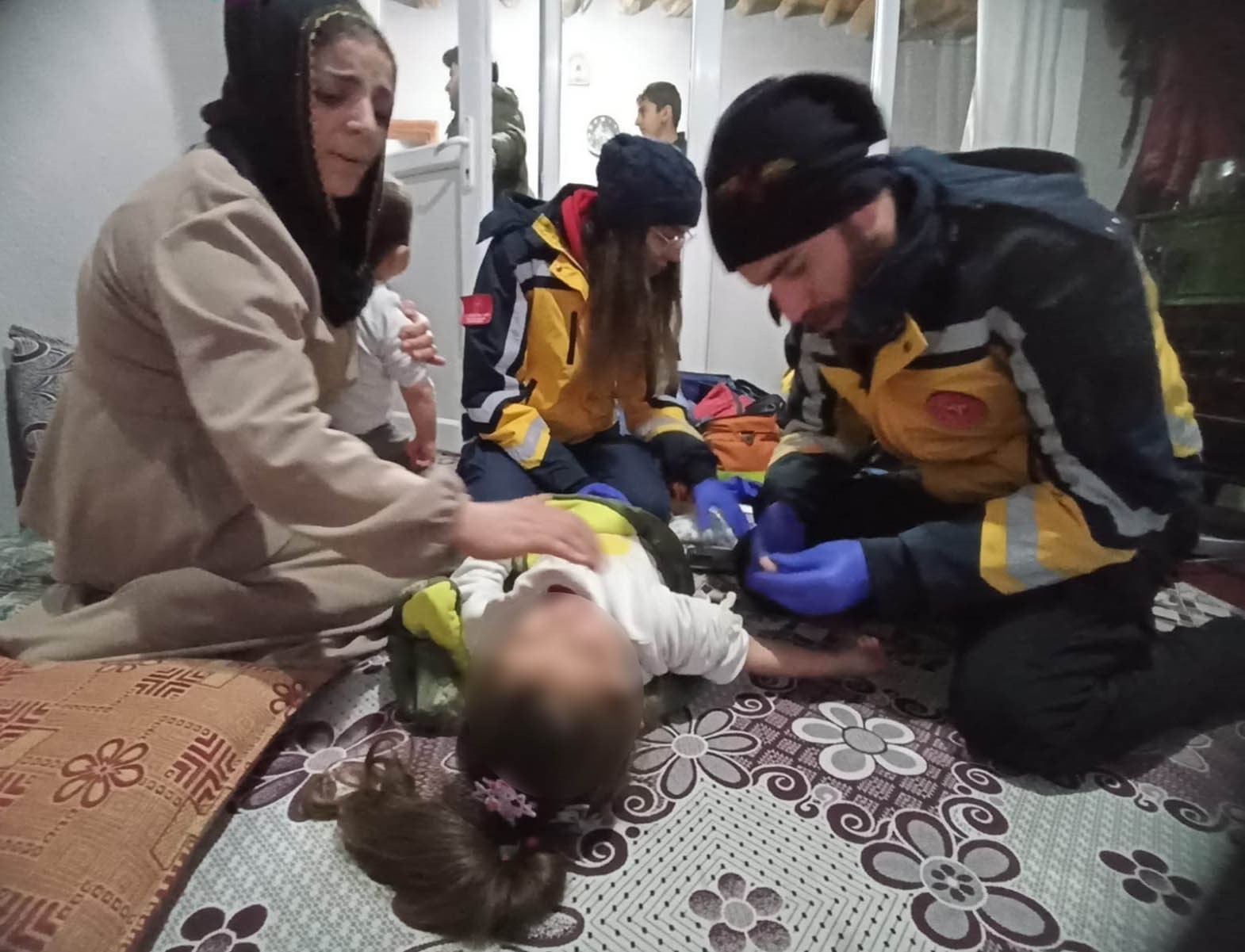 Siirt’te kapanan yollar açıldı, hastalar hastaneye ulaştırıldı
