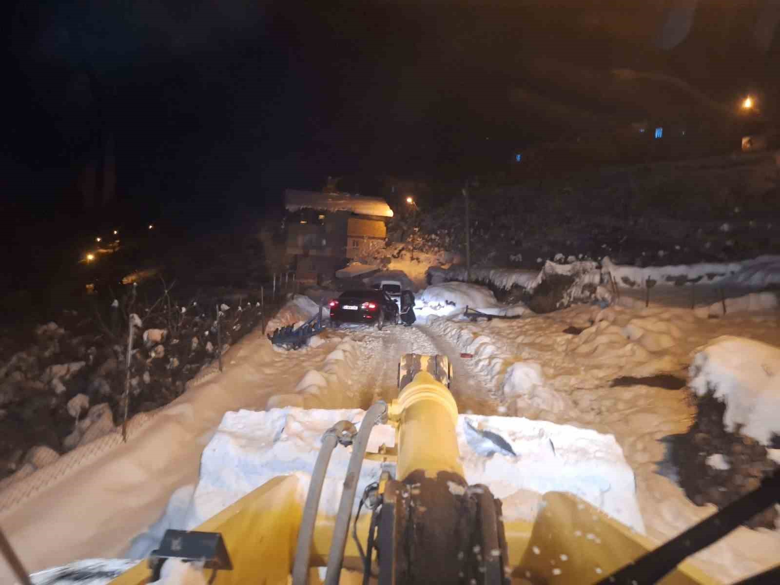 Siirt’te kardan kapanan 278 köy yolu ulaşıma açıldı
