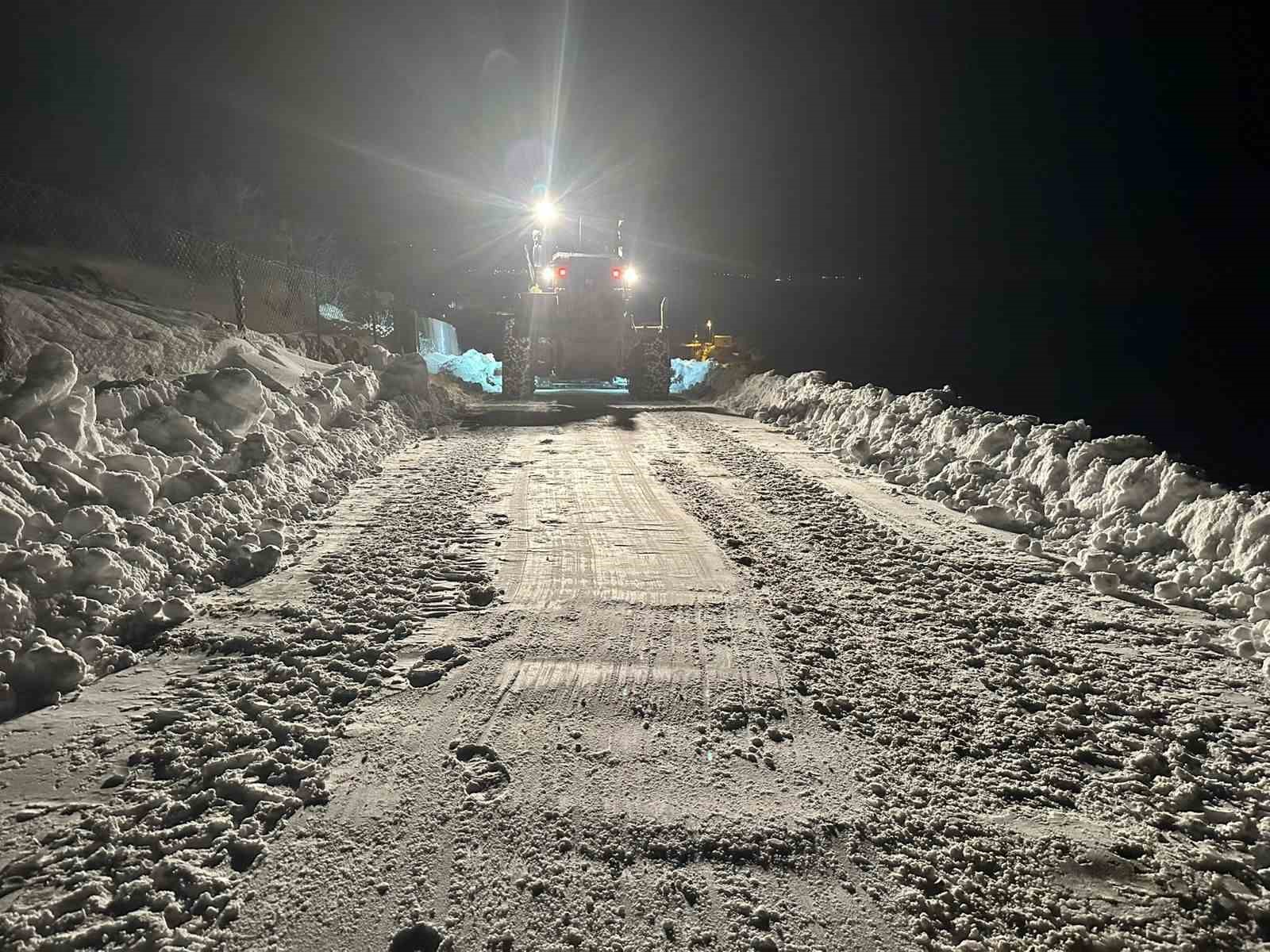 Siirt’te kardan kapanan 278 köy yolu ulaşıma açıldı
