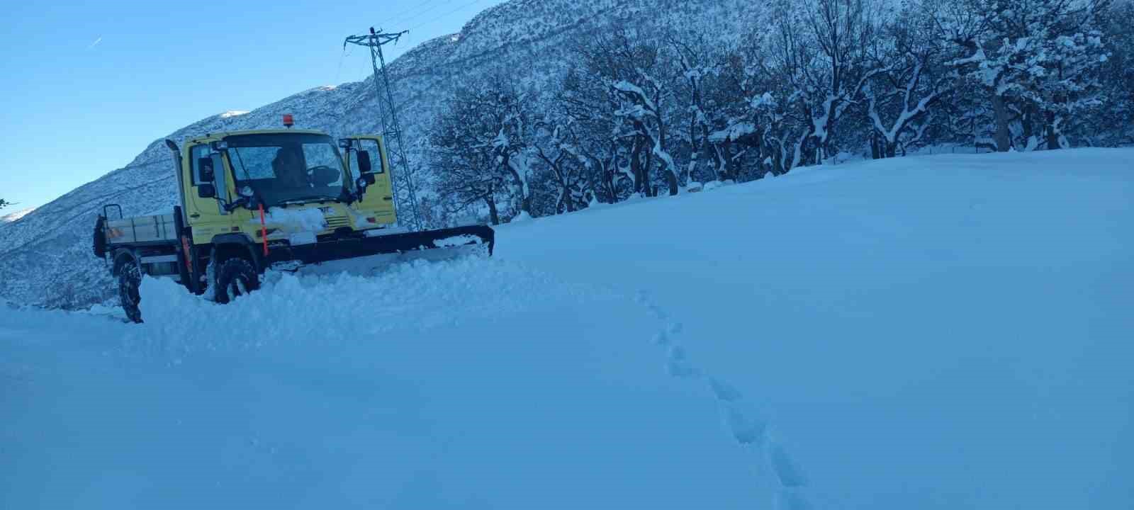 Siirt’te kardan kapanan 278 köy yolu ulaşıma açıldı

