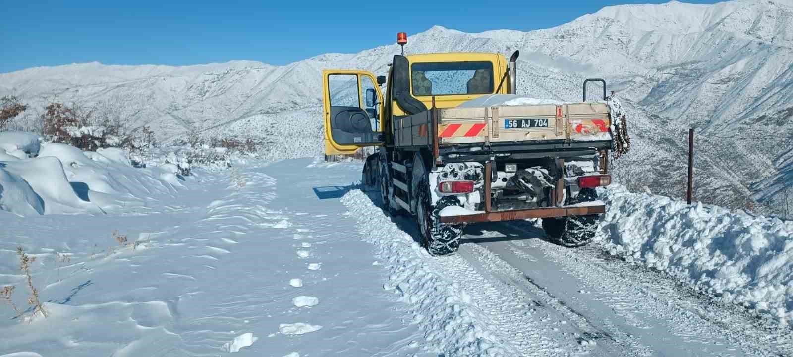 Siirt’te kardan kapanan 278 köy yolu ulaşıma açıldı
