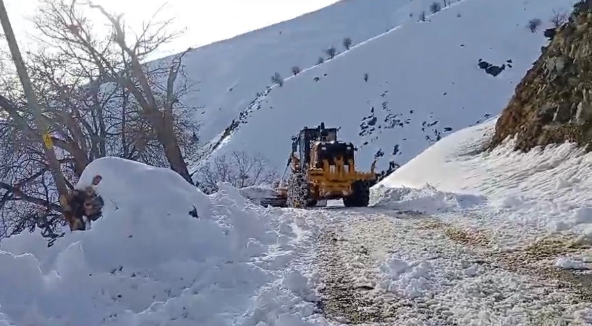 Siirt’te karla kaplı yollar açıldı
