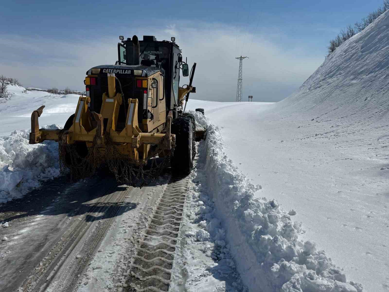 Siirt’te karla mücadele sürüyor: Mahsur kalan vatandaşlar kurtarıldı
