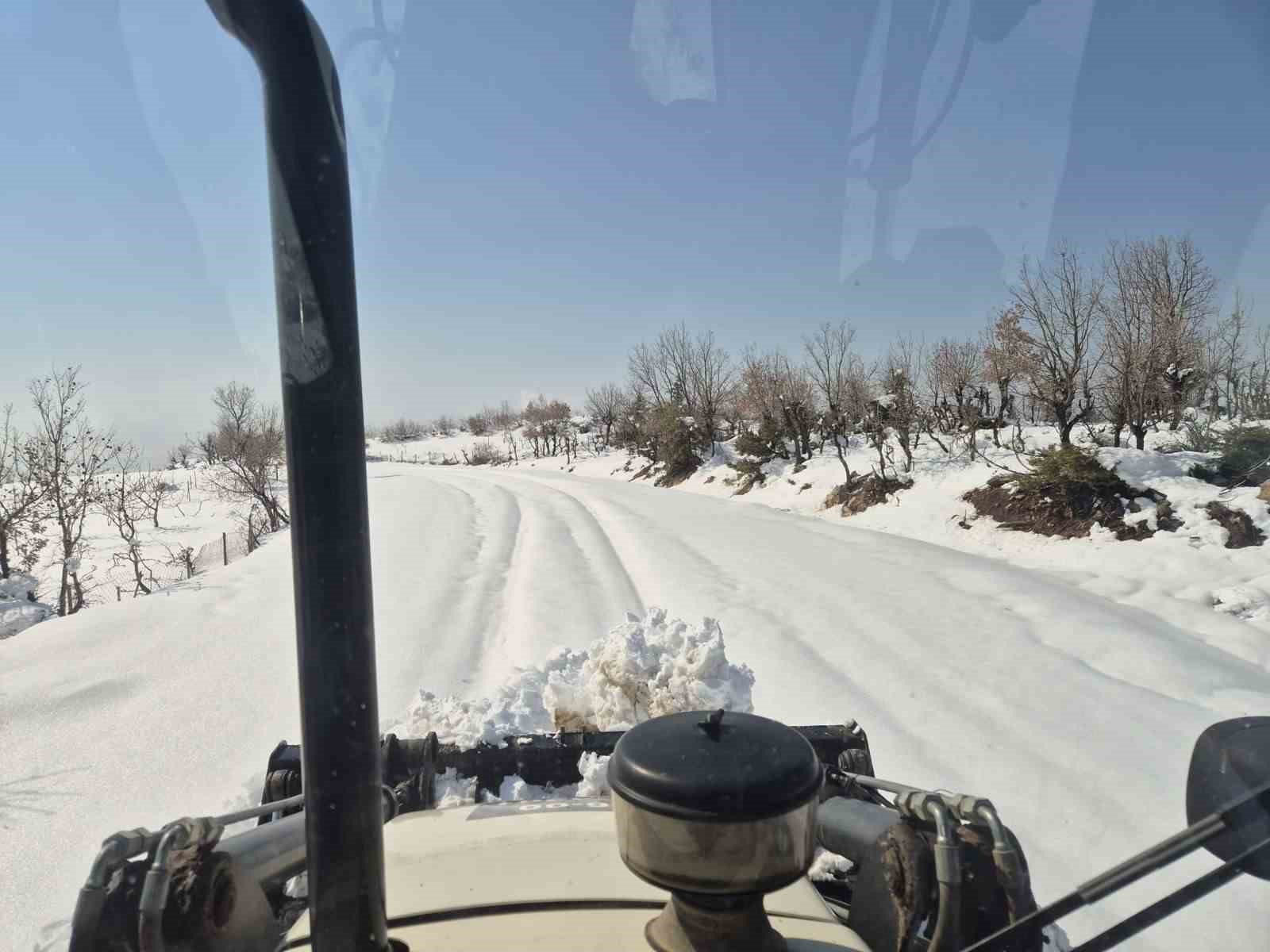 Siirt’te karla mücadele sürüyor: Mahsur kalan vatandaşlar kurtarıldı
