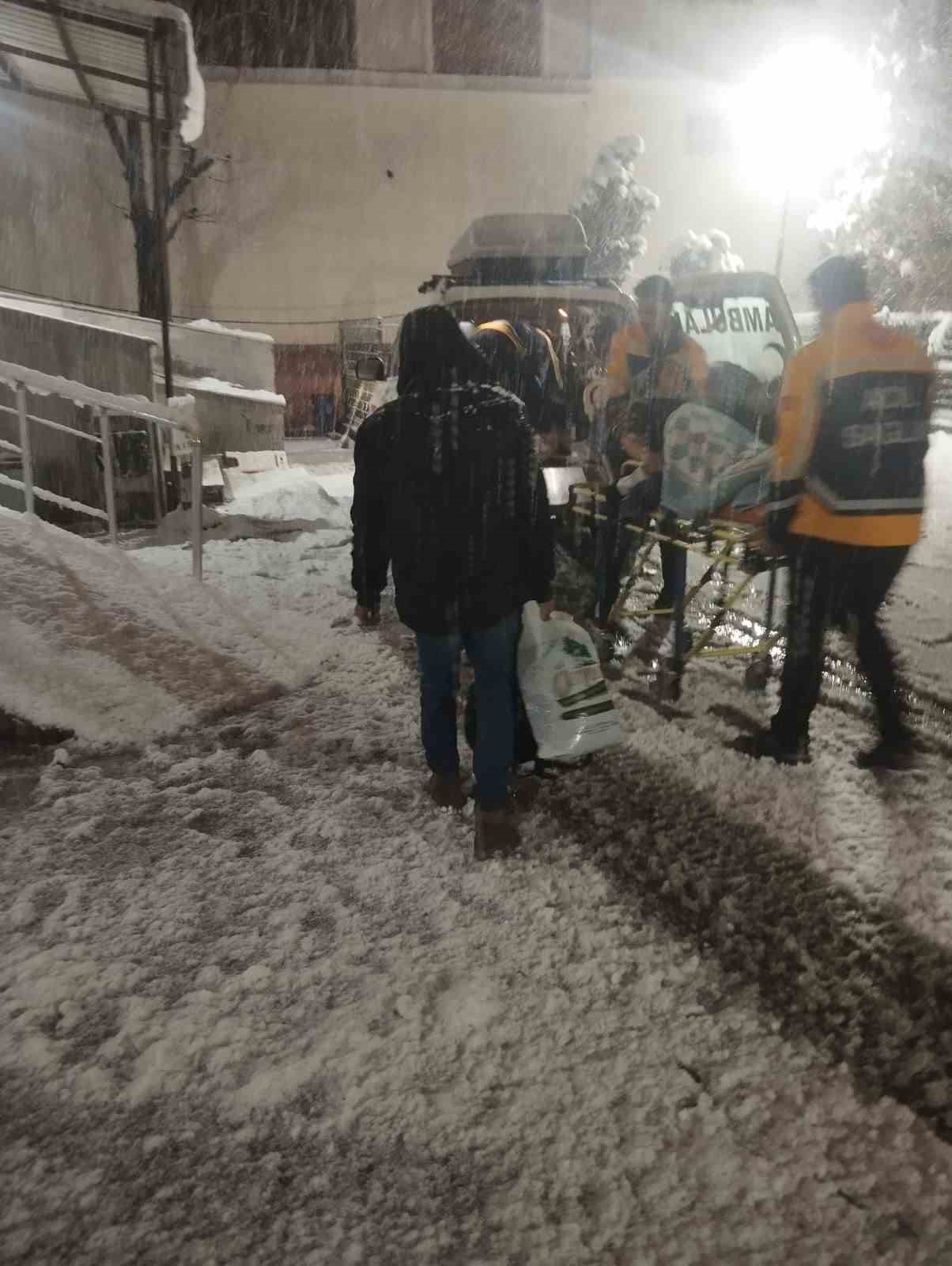 Siirt’te karla mücadele sürüyor: Mahsur kalan vatandaşlar kurtarıldı
