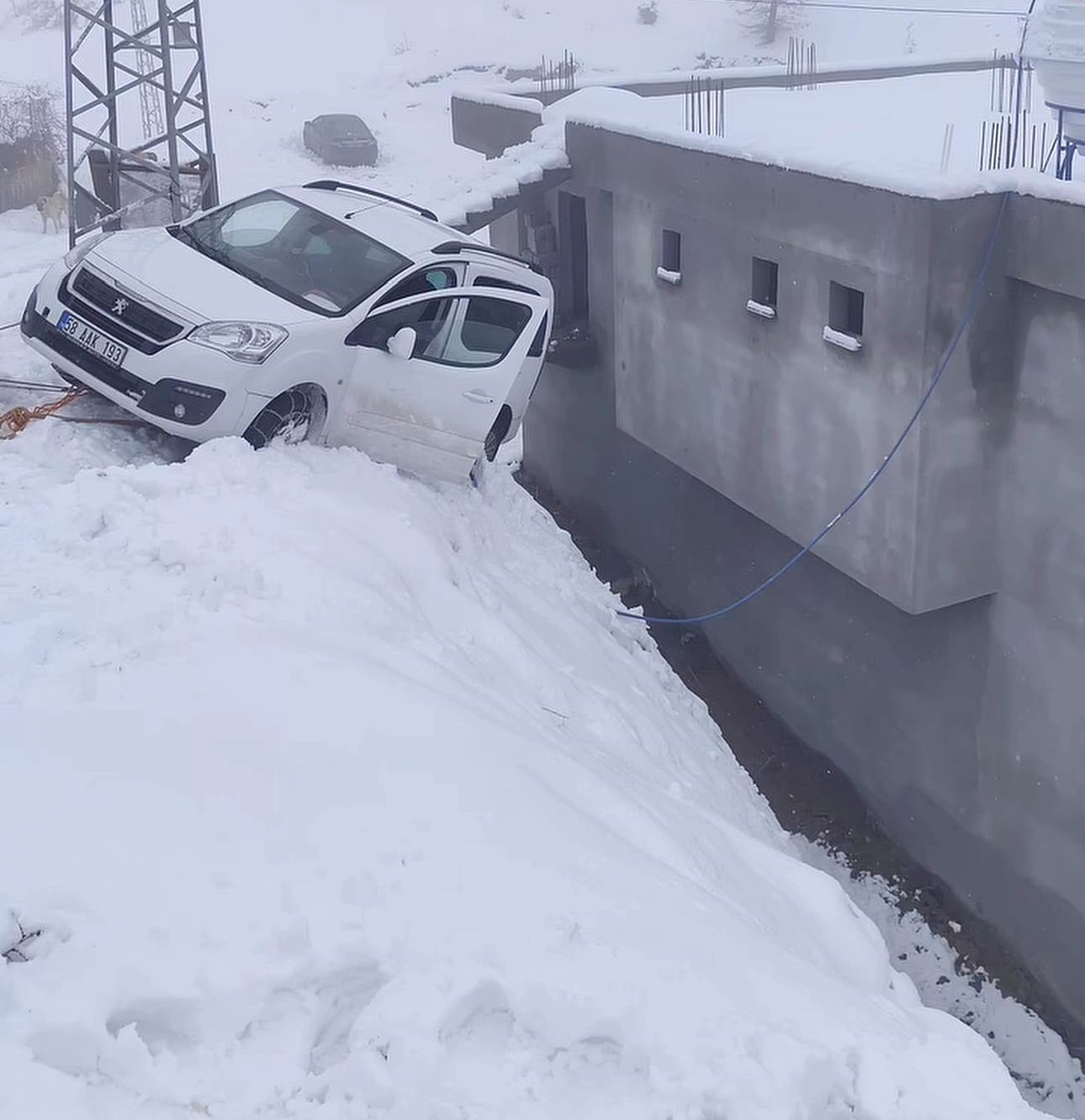 Siirt’te kayan otomobil evin duvarında asılı kaldı
