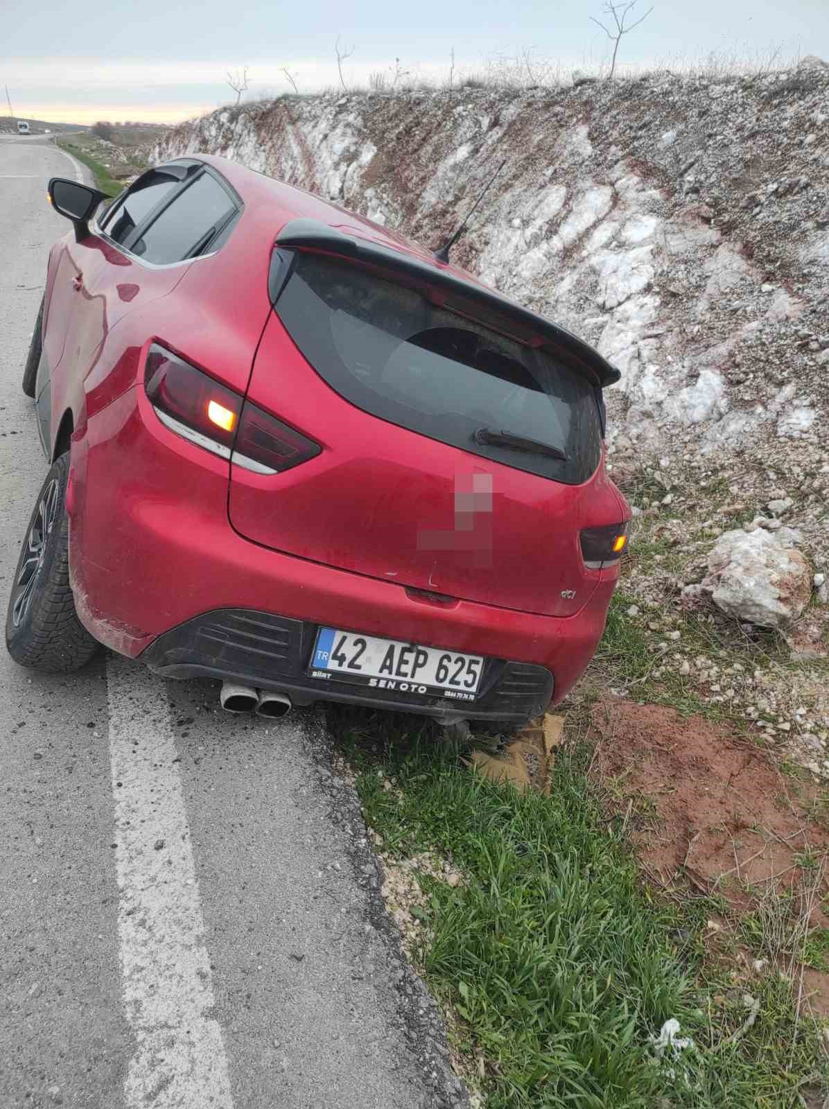 Siirt’te kontrolden çıkan araç askıda kaldı
