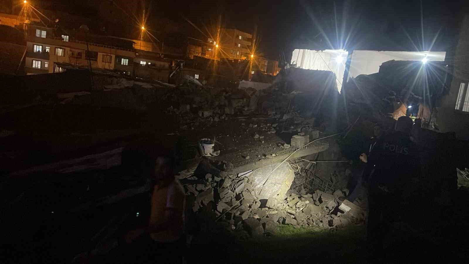 Siirt’te metruk bina çöktü
