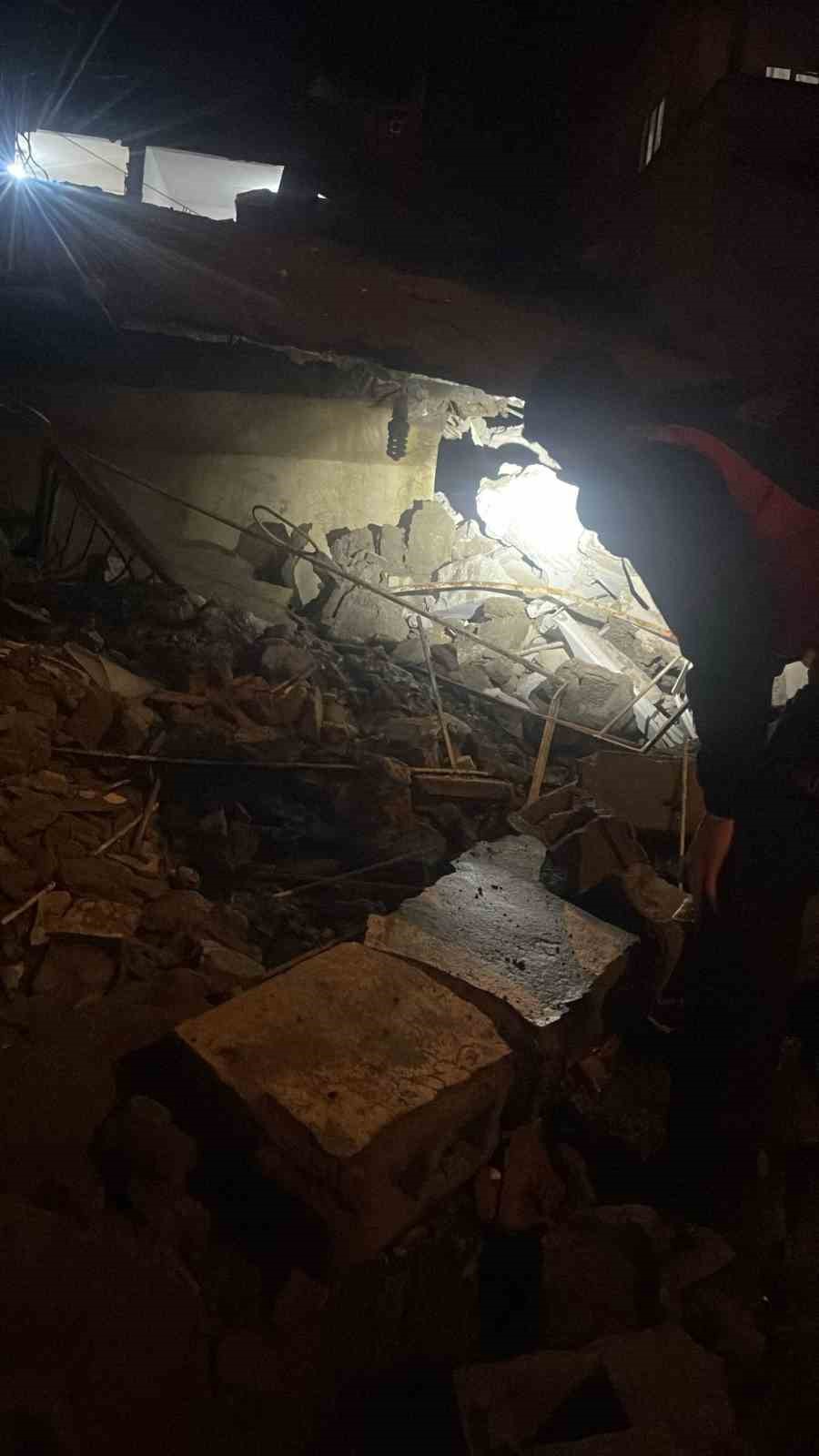 Siirt’te metruk bina çöktü
