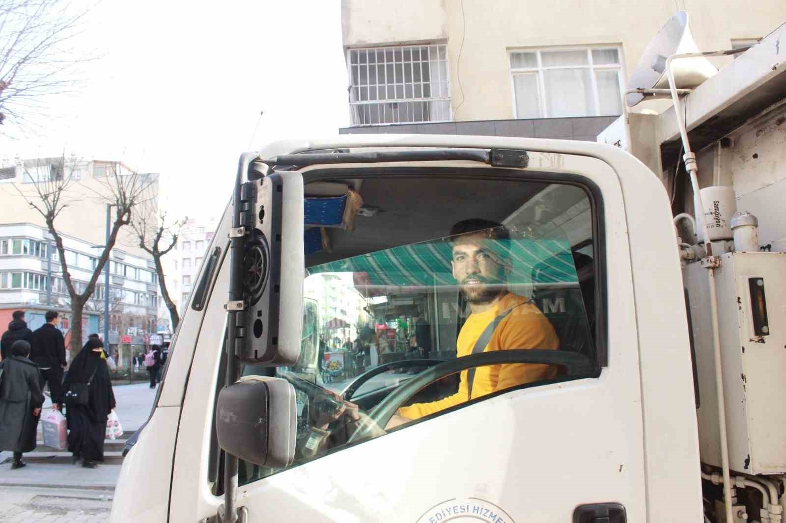 Siirt’te müziği duyan çöpünü çıkartıyor
