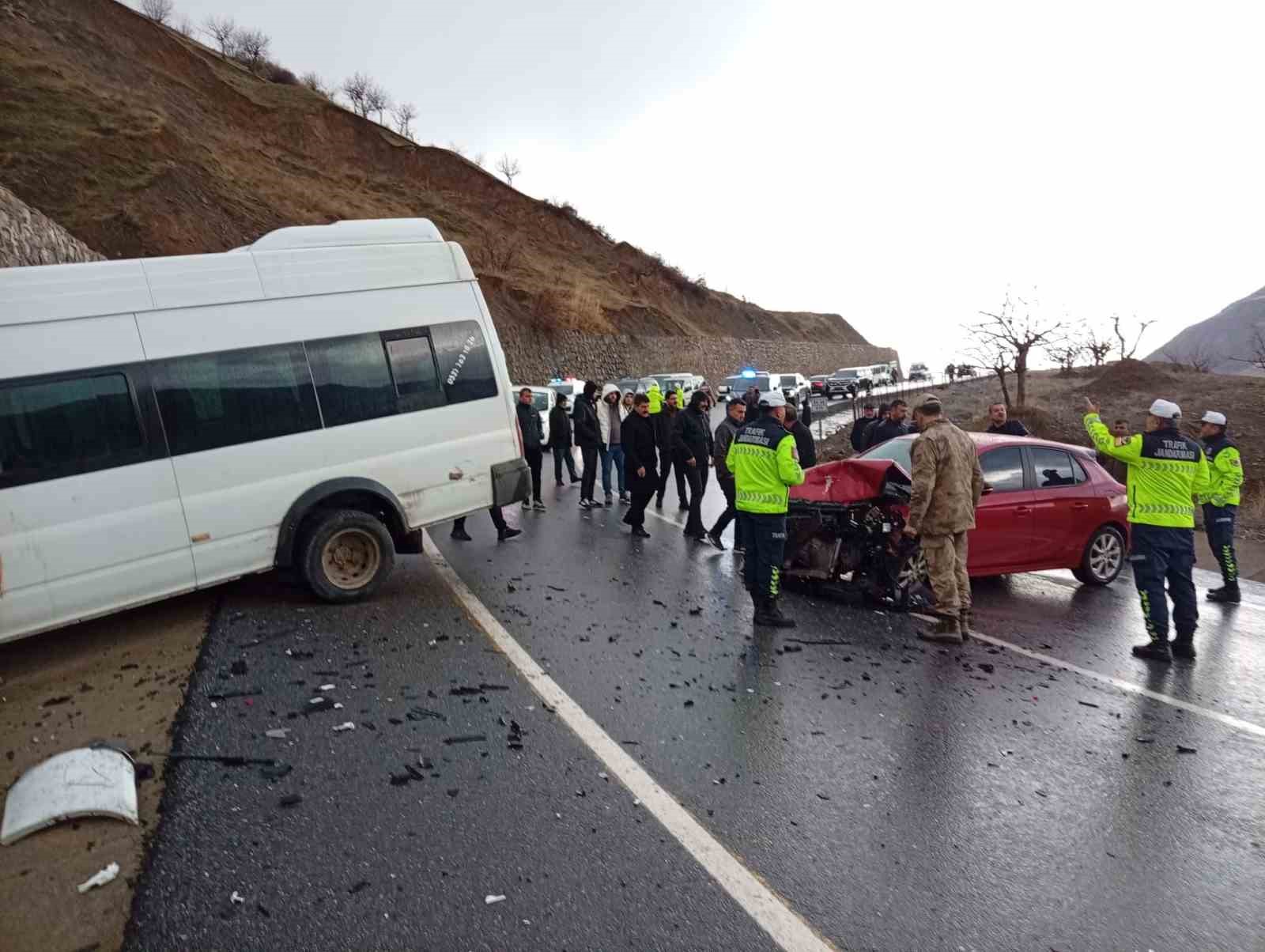 Siirt’te öğrenci servisi ile otomobil çarpıştı: 12 yaralı

