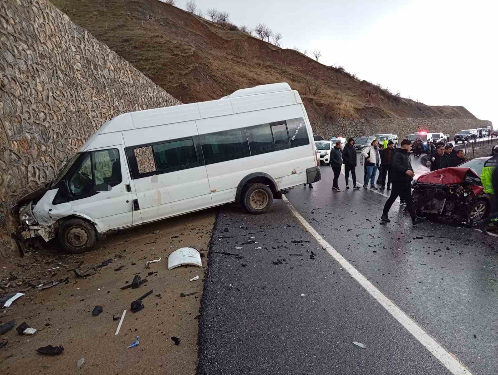 Siirt’te öğrenci servisi ile otomobil çarpıştı: 12 yaralı
