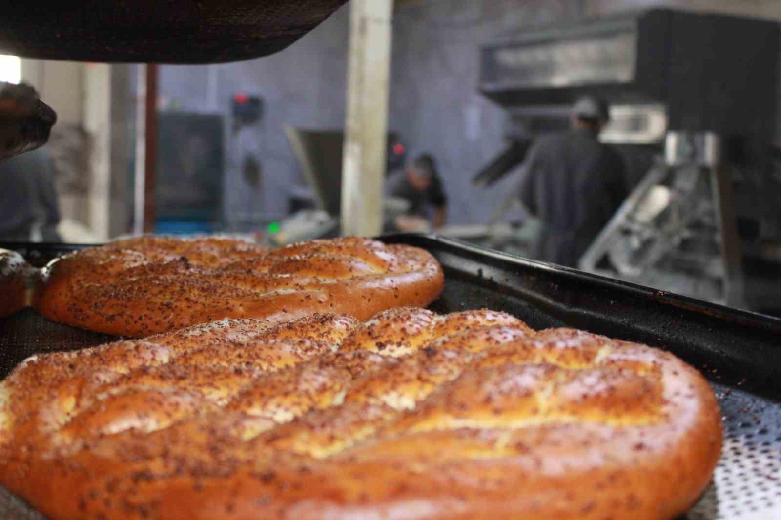 Siirt’te öğrenciler Ramazan’da günlük 7 bin ekmek çıkarıyor
