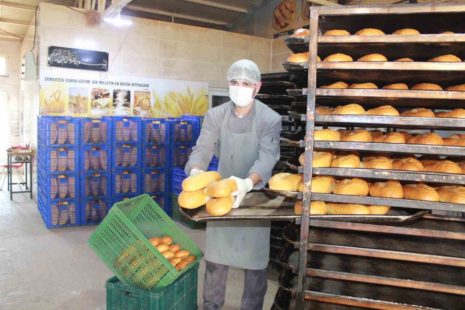 Siirt’te öğrenciler Ramazan’da günlük 7 bin ekmek çıkarıyor
