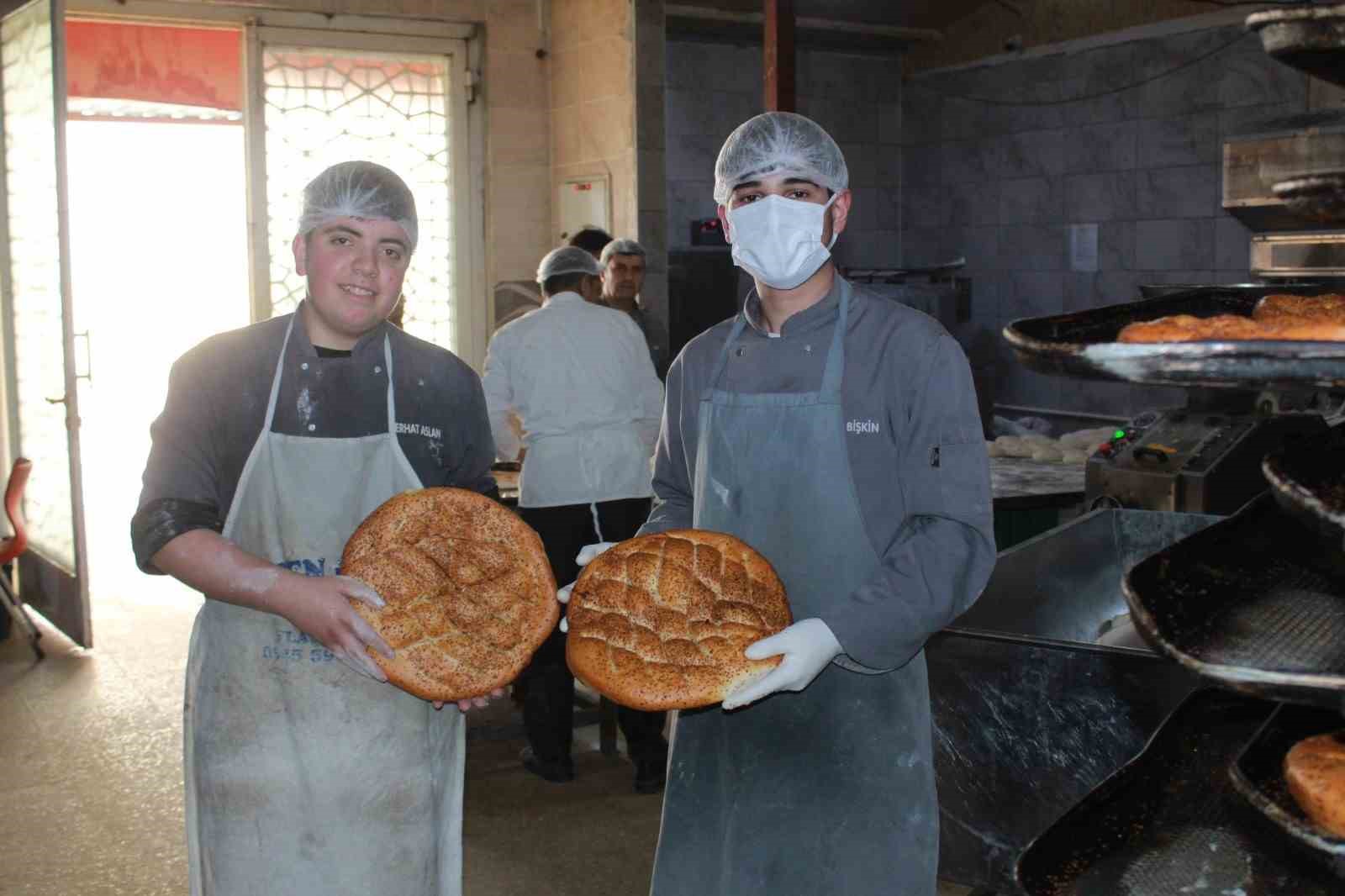 Siirt’te öğrenciler Ramazan’da günlük 7 bin ekmek çıkarıyor
