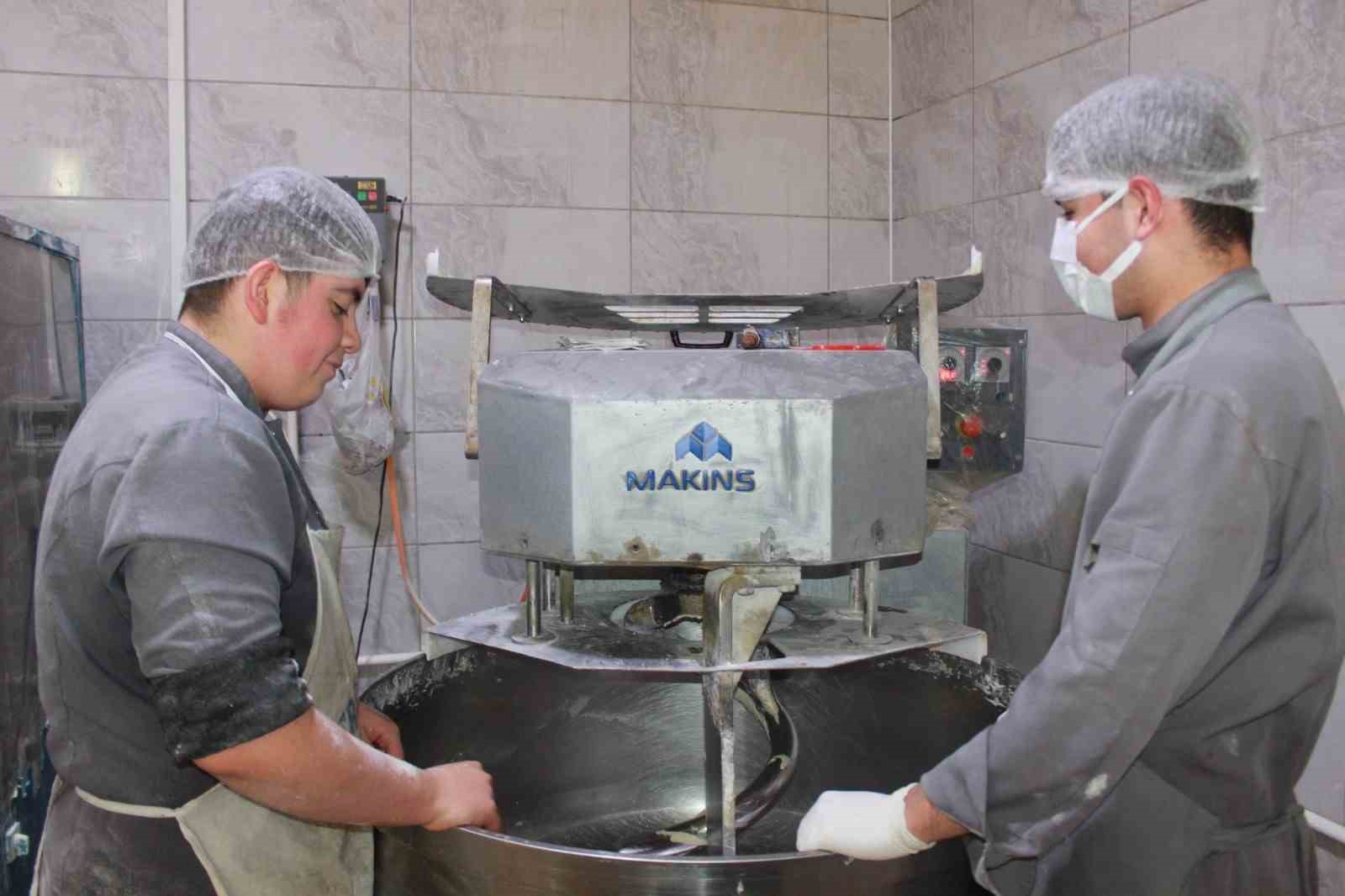 Siirt’te öğrenciler Ramazan’da günlük 7 bin ekmek çıkarıyor
