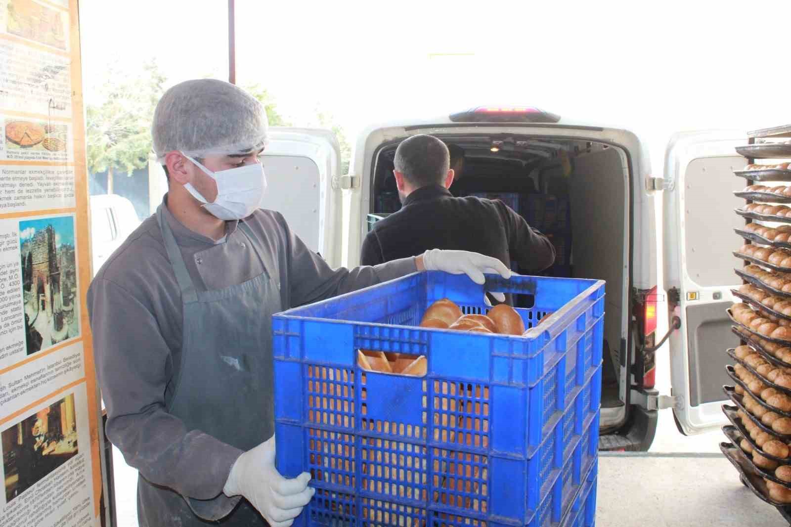 Siirt’te öğrenciler Ramazan’da günlük 7 bin ekmek çıkarıyor
