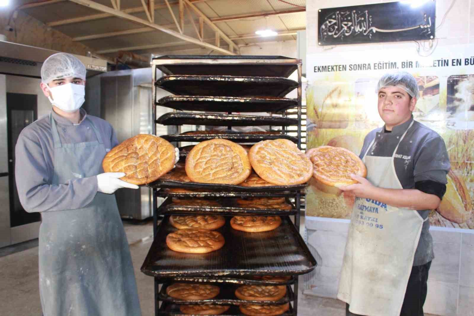 Siirt’te öğrenciler Ramazan’da günlük 7 bin ekmek çıkarıyor
