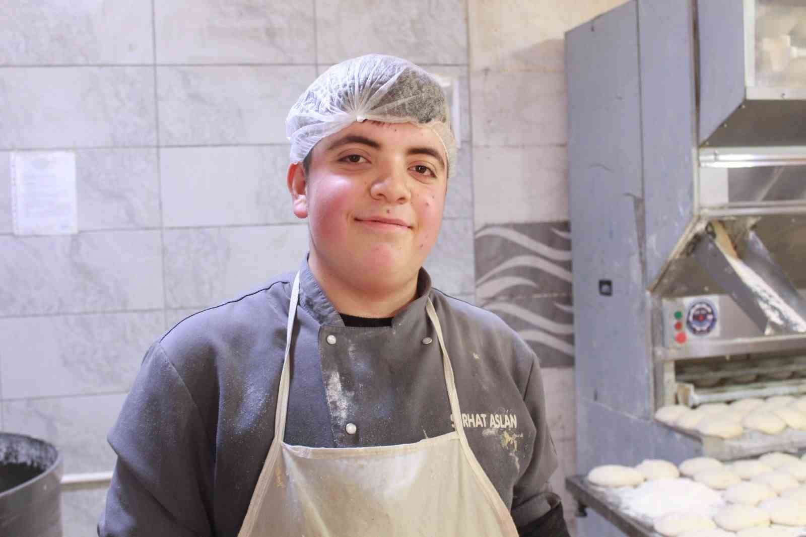 Siirt’te öğrenciler Ramazan’da günlük 7 bin ekmek çıkarıyor
