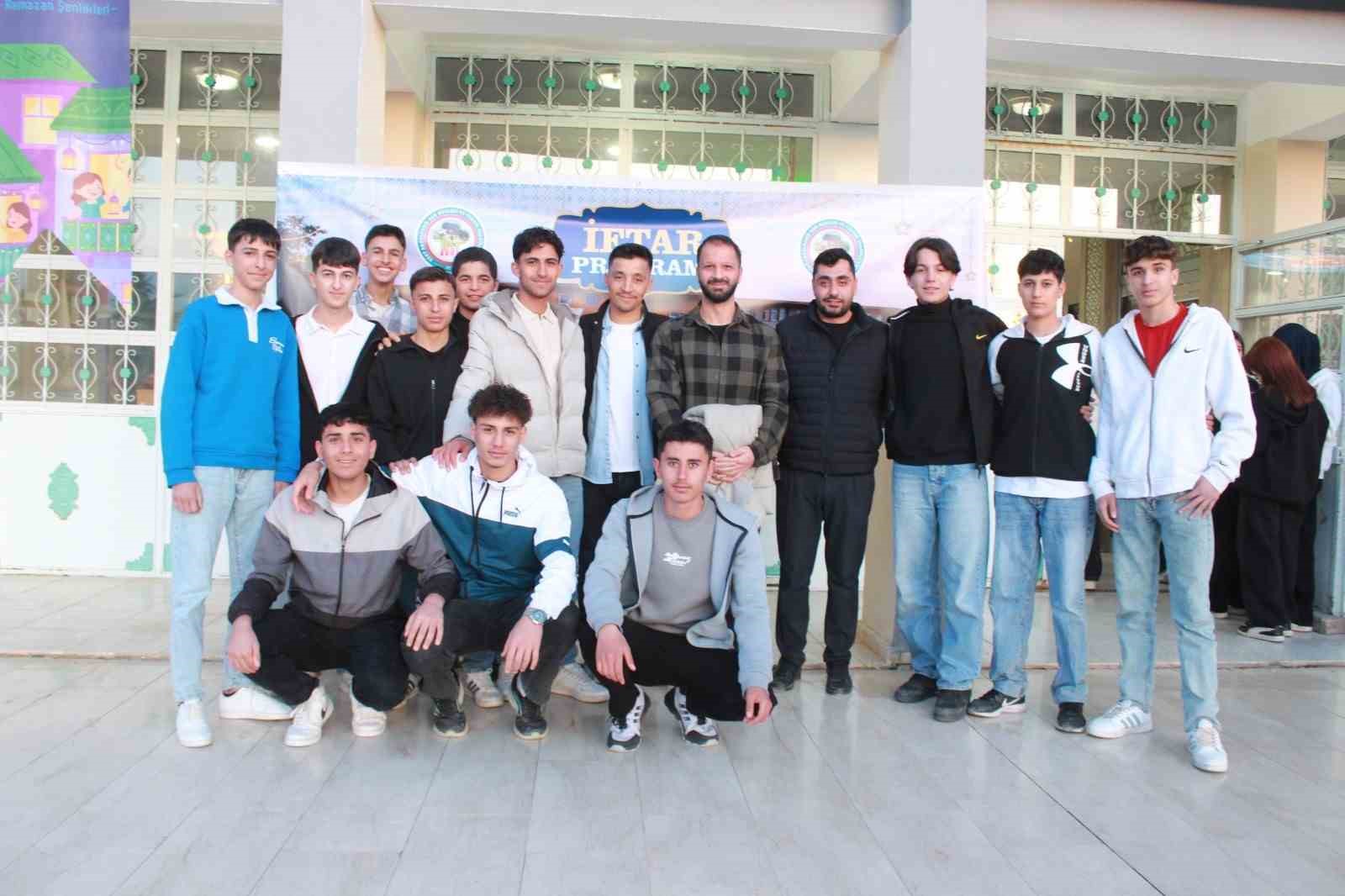 Siirt’te öğrenciler ve öğretmenler iftar sofrasında buluştu
