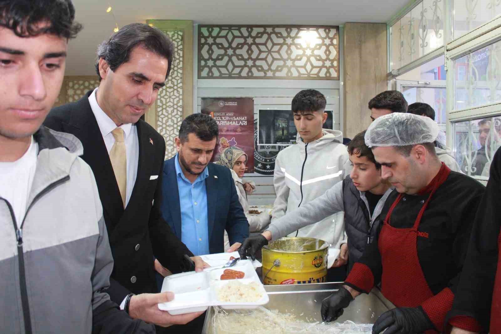 Siirt’te öğrenciler ve öğretmenler iftar sofrasında buluştu
