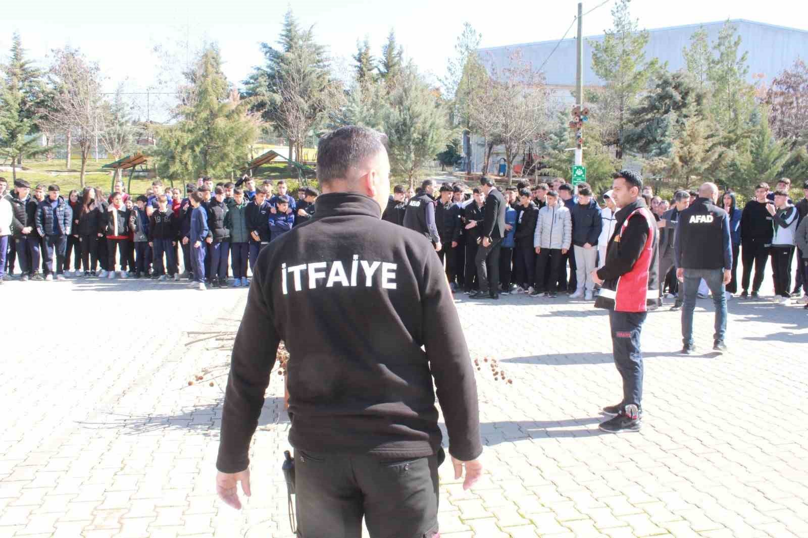 Siirt’te öğrencilerle deprem tatbikatı
