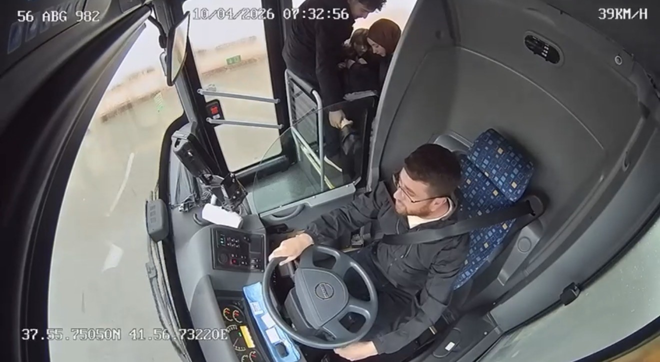 Siirt’te otobüste fenalaşan genç kız hastaneye yetiştirildi
