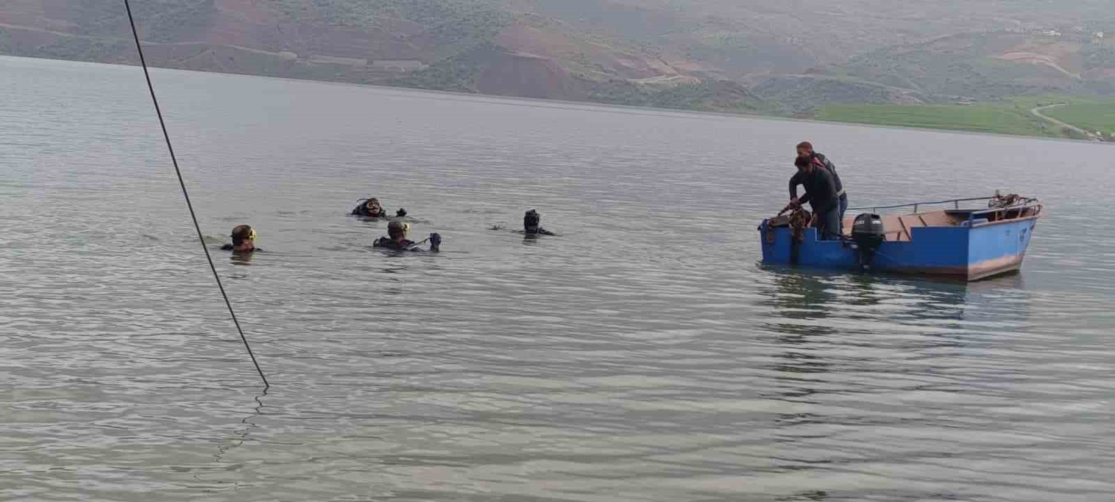 Siirt’te otomobil baraj gölüne düştü

