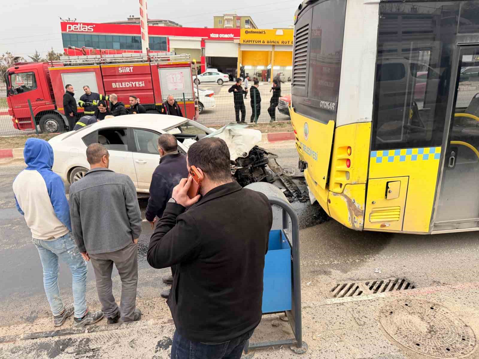 Siirt’te otomobil ile otobüs çarpıştı: 2 yaralı
