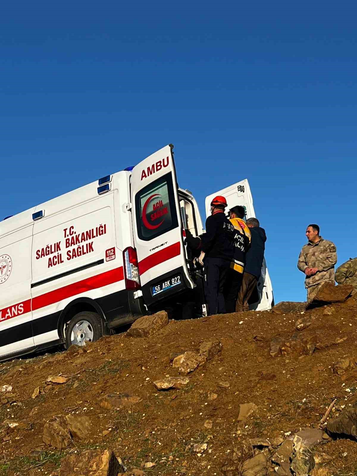 Siirt’te otomobil şarampole yuvarlandı: 1 ölü, 1 yaralı
