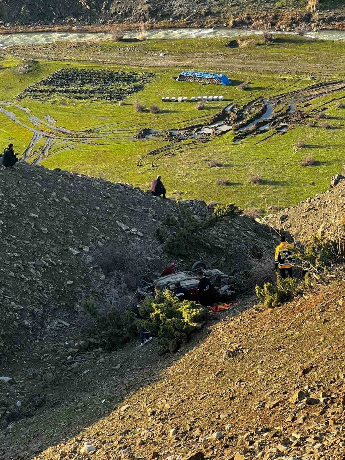 Siirt’te otomobil şarampole yuvarlandı: 1 ölü, 1 yaralı
