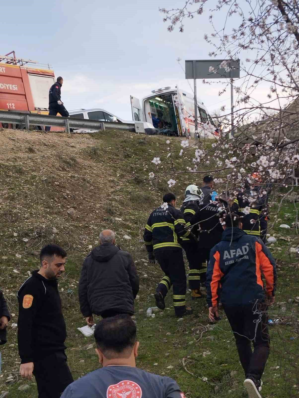 Siirt’te otomobil şarampole yuvarlandı: 1 ölü, 2 yaralı

