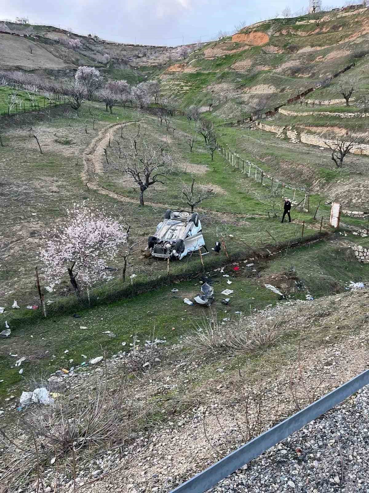 Siirt’te otomobil şarampole yuvarlandı: 1 ölü, 2 yaralı
