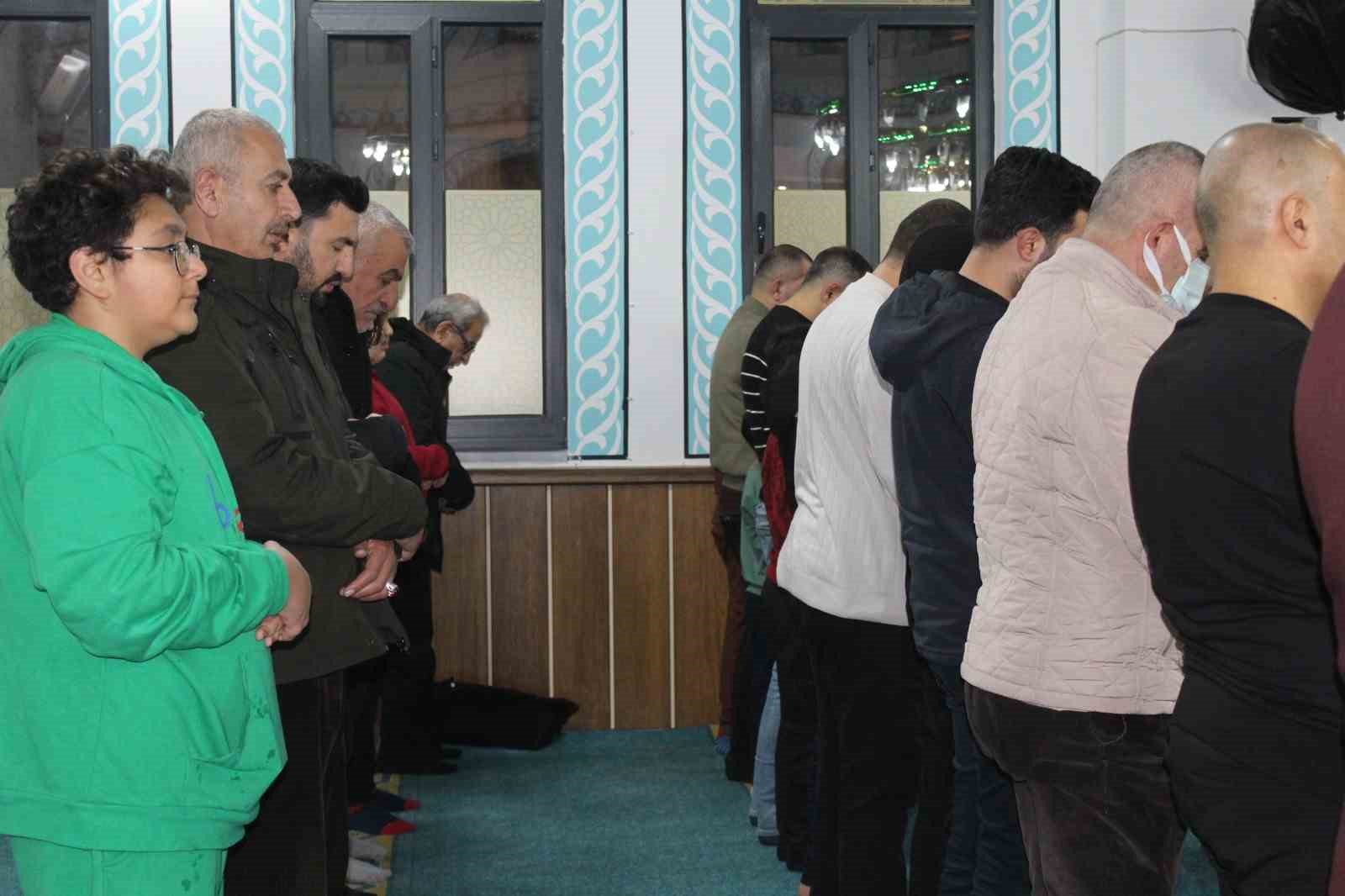 Siirt’te Ramazan ayının ilk teravih namazı kılındı
Siirt’te Ramazan ayının ilk teravih namazı kılındı