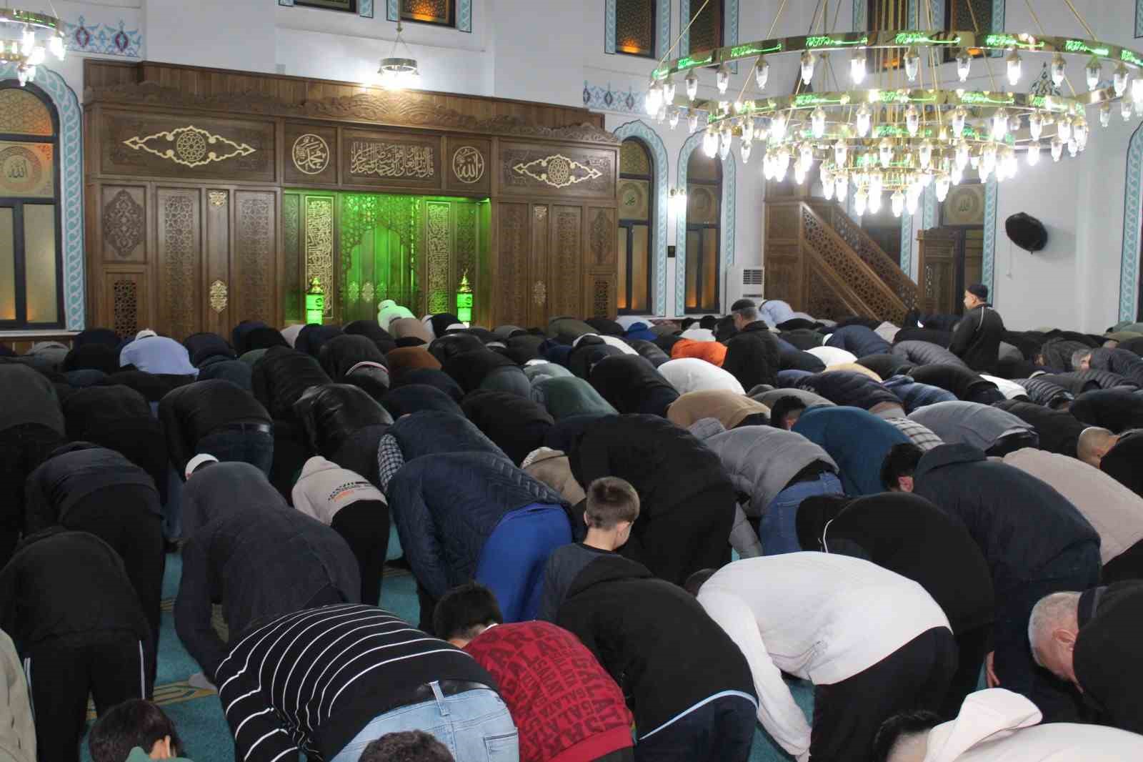 Siirt’te Ramazan ayının ilk teravih namazı kılındı
Siirt’te Ramazan ayının ilk teravih namazı kılındı