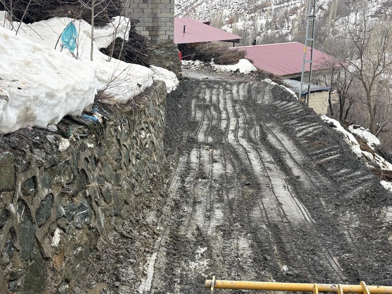 Siirt’te sağanak yağış kayaları yola devirdi, ekipler yolu ulaşıma açtı
