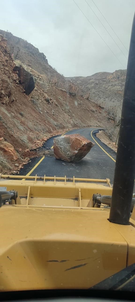 Siirt’te sağanak yağış kayaları yola devirdi, ekipler yolu ulaşıma açtı
