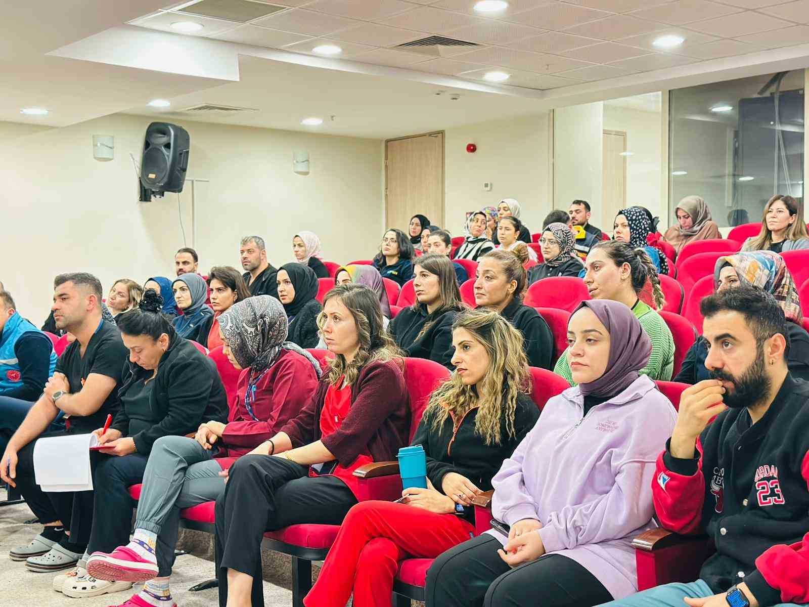 Siirt’te sağlık personeline verem eğitimi verildi
